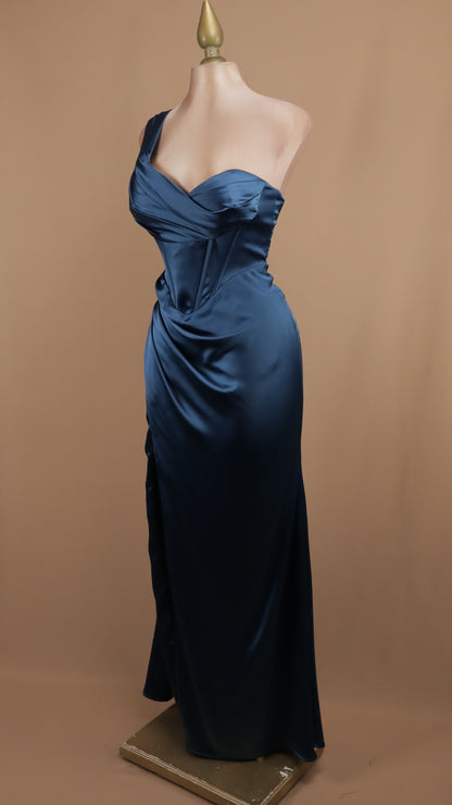 Vestido largo satinado asimétrico