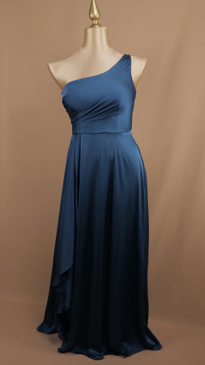 Vestido largo extra asimétrico en línea A