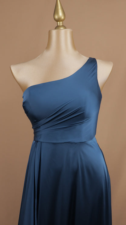 Vestido largo extra asimétrico en línea A