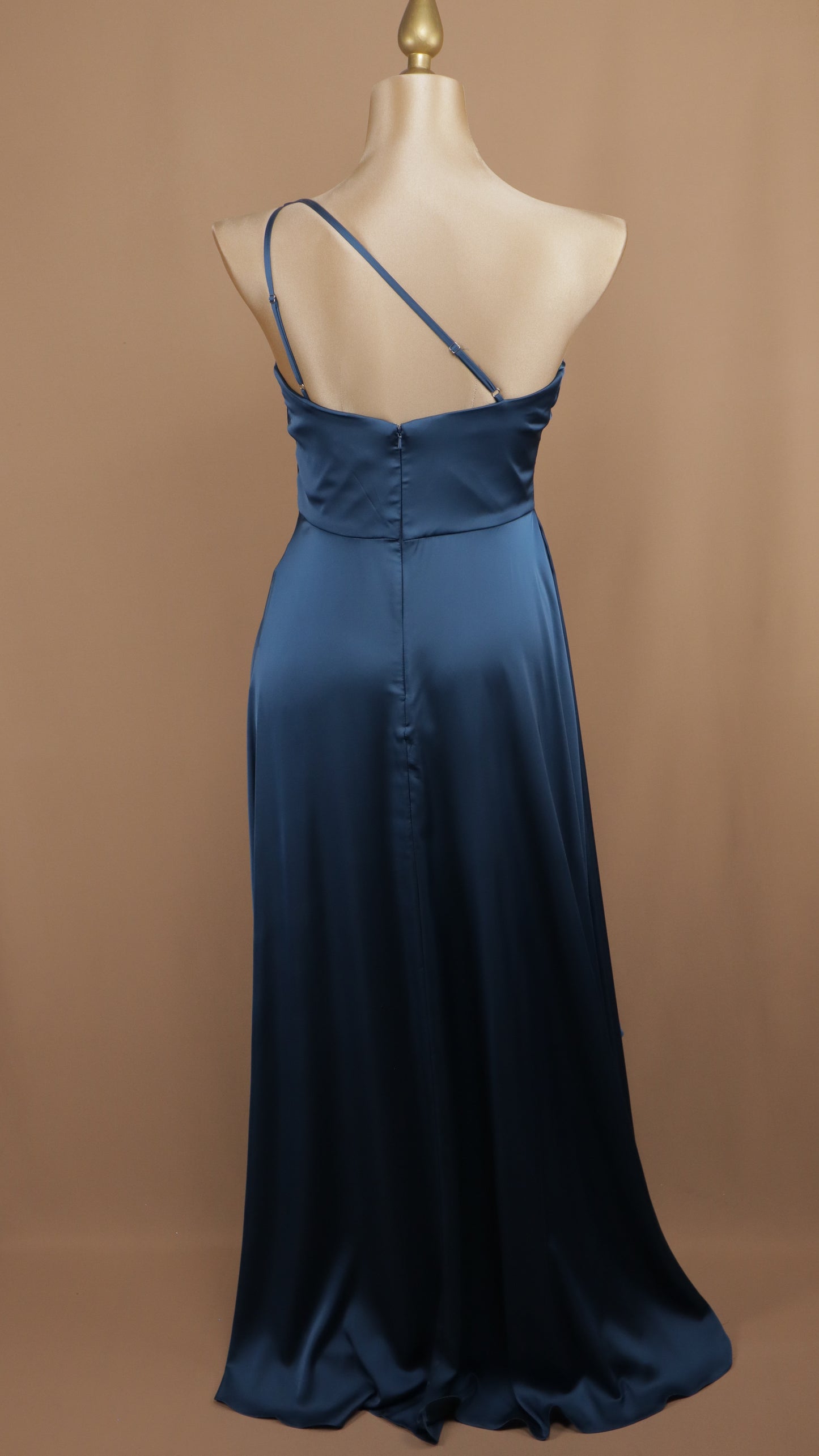 Vestido largo extra asimétrico en línea A