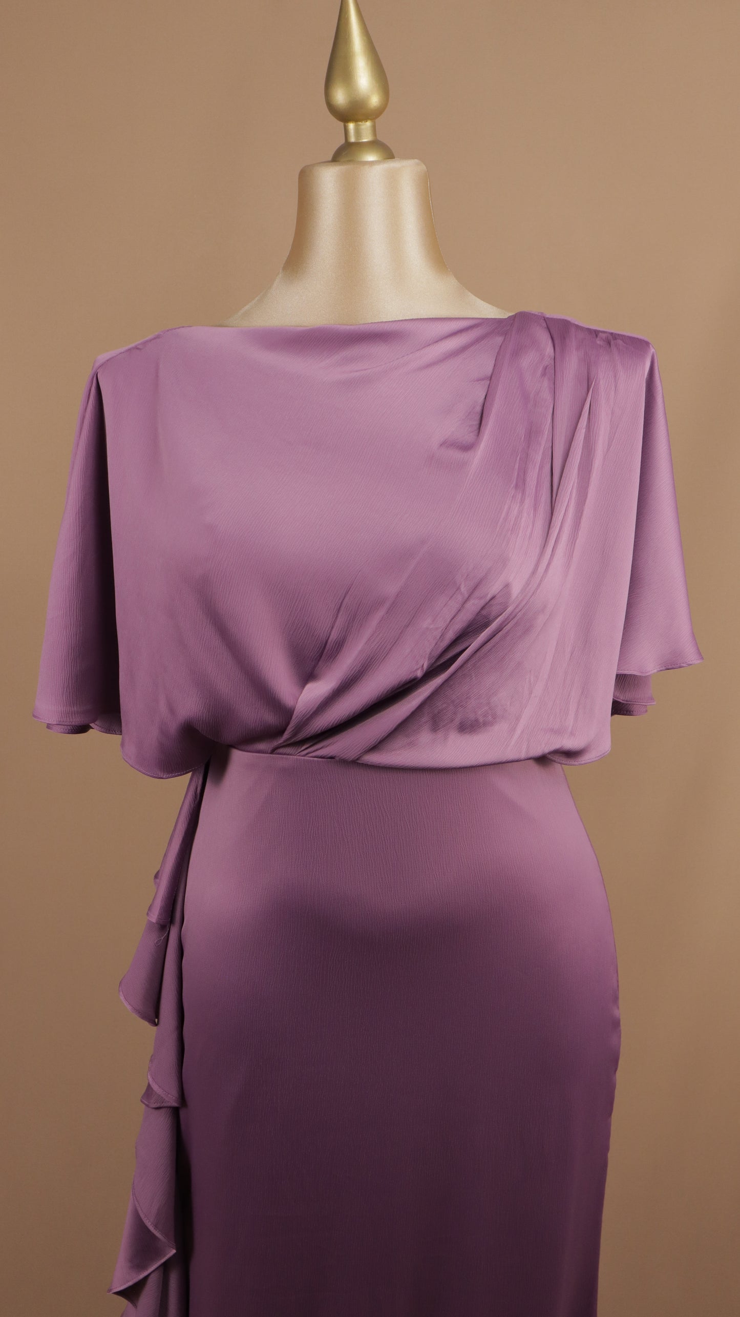 Vestido largo plus size con tipo capa y escarola