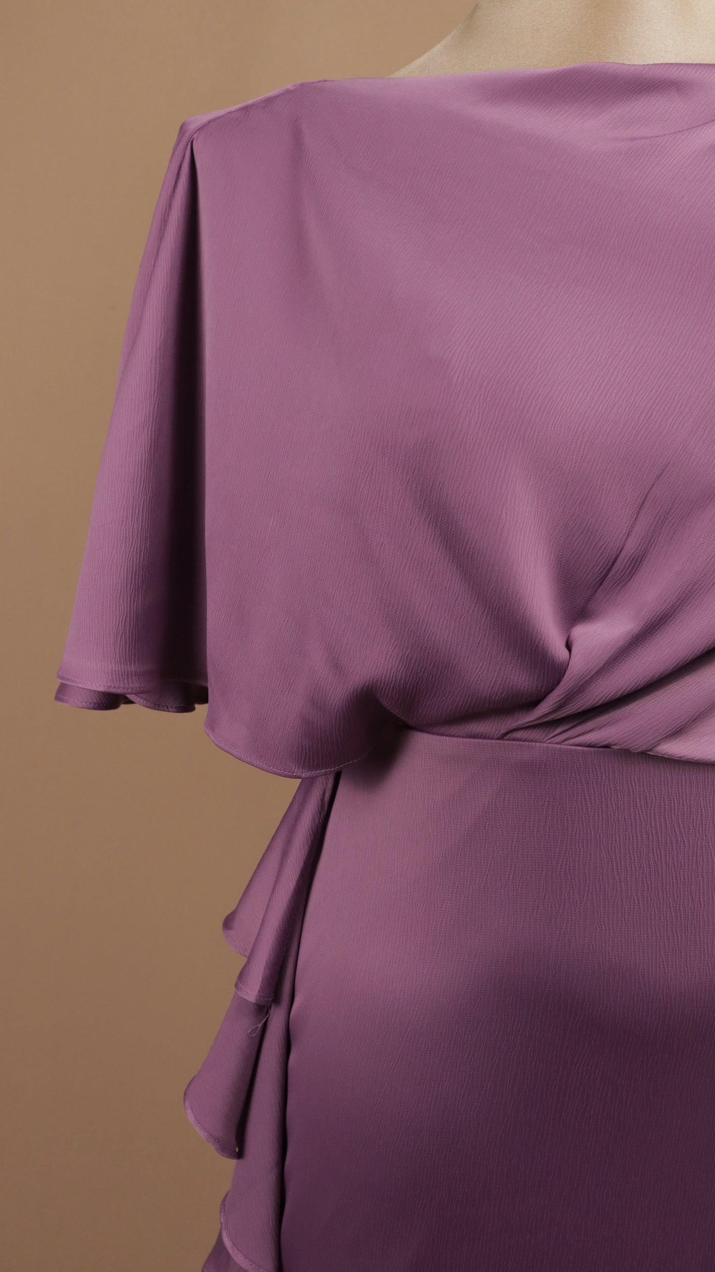 Vestido largo plus size con tipo capa y escarola