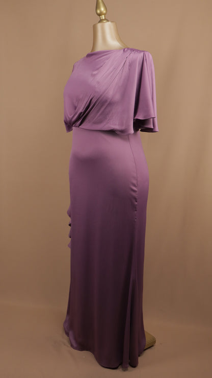 Vestido largo plus size con tipo capa y escarola