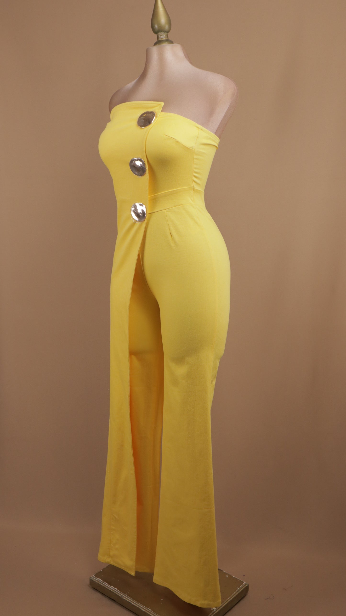 Palazzo estraple con botón dorado