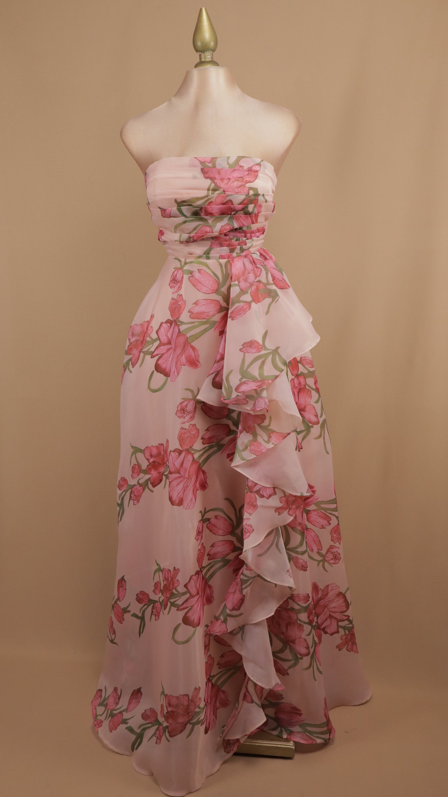 Vestido largo estampado straple con escarola y corset