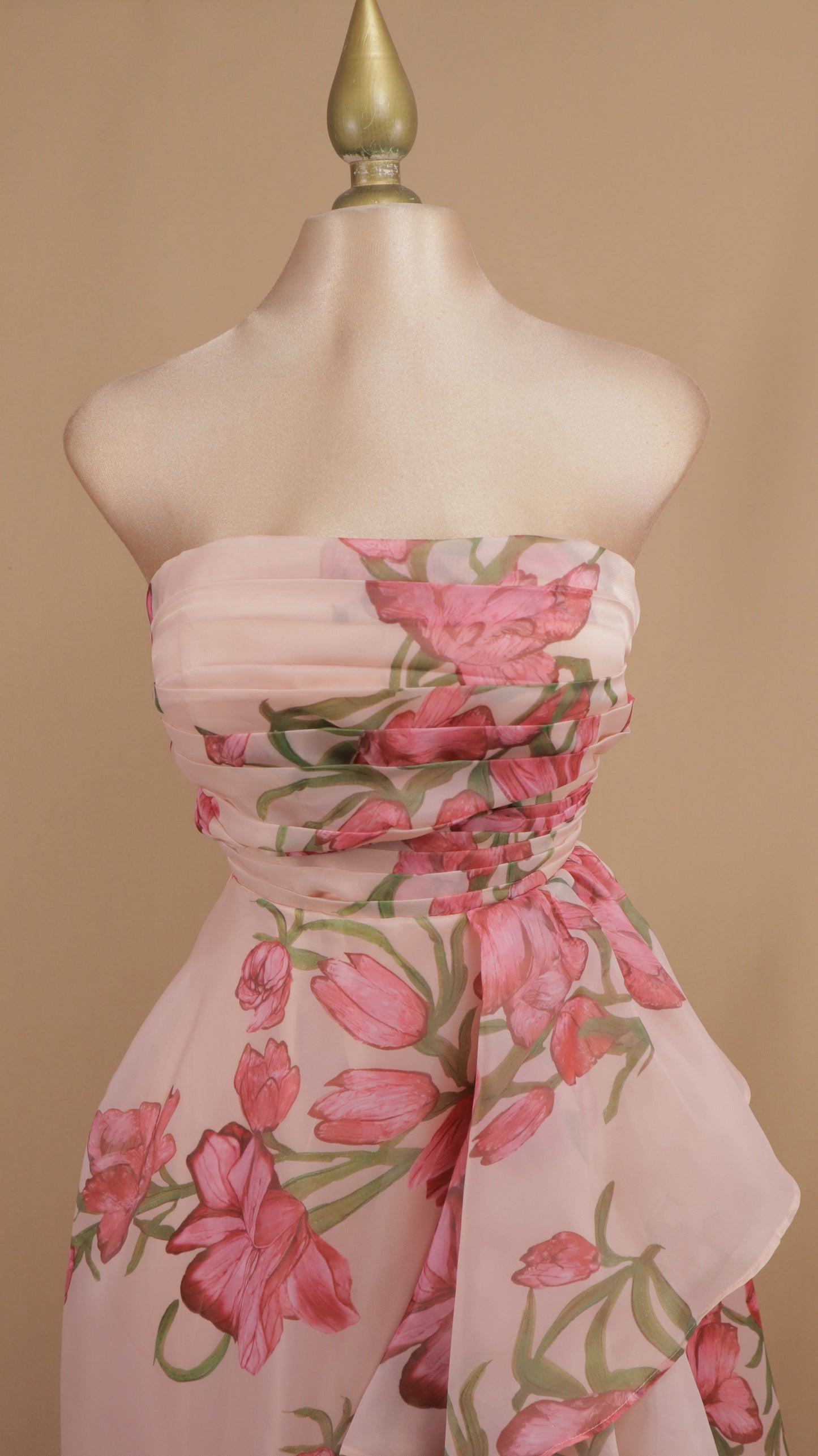 Vestido largo estampado straple con escarola y corset