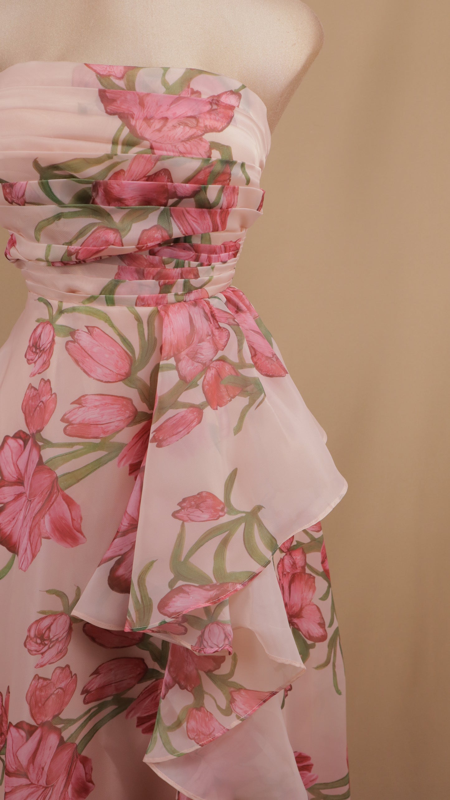 Vestido largo estampado straple con escarola y corset