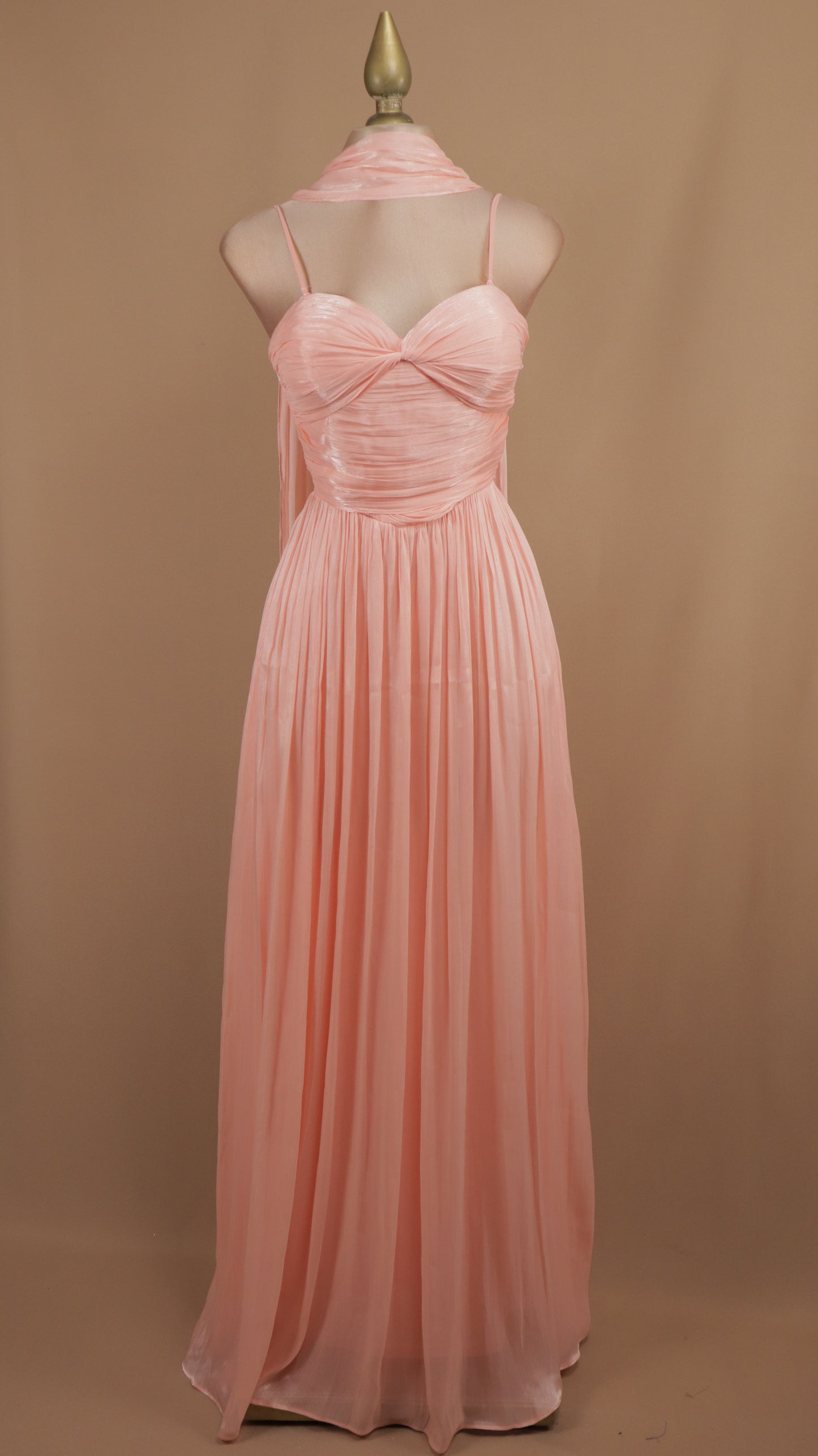 Vestido largo de tirante con estola en cuello