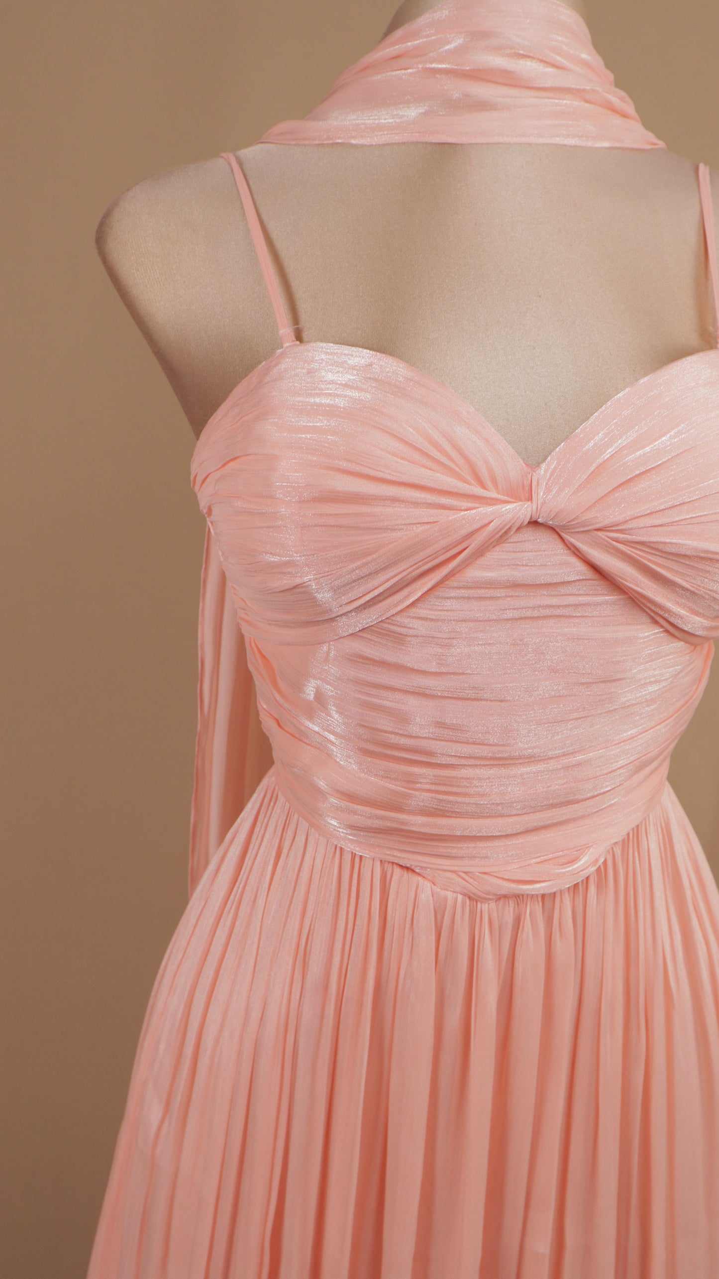 Vestido largo de tirante con estola en cuello