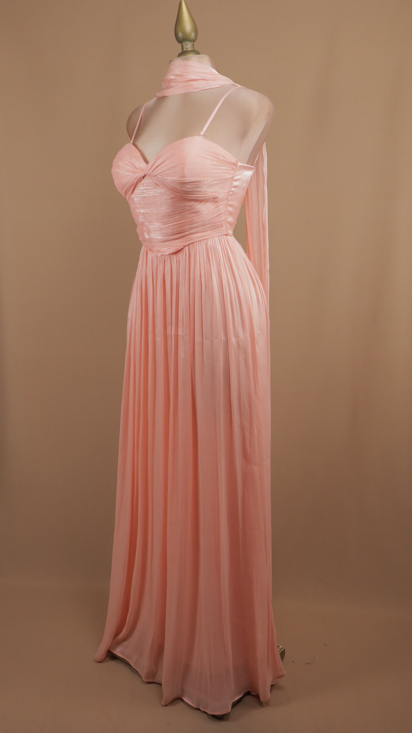 Vestido largo de tirante con estola en cuello