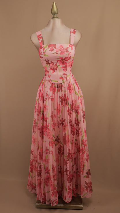 Vestido largo estampado escote cuadrado y falda plisada