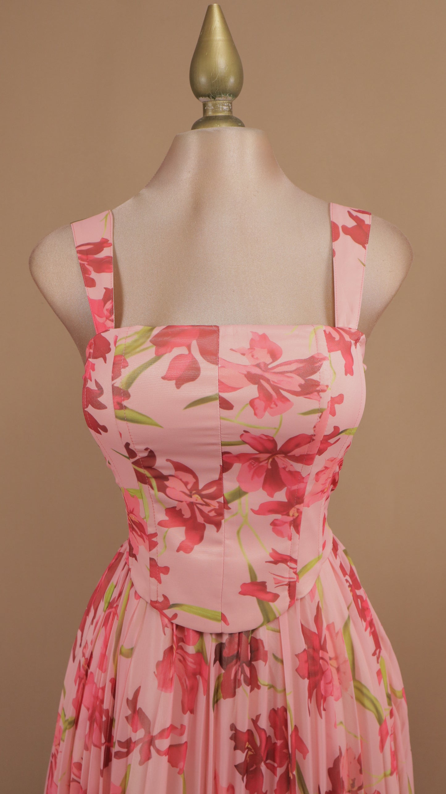 Vestido largo estampado escote cuadrado y falda plisada