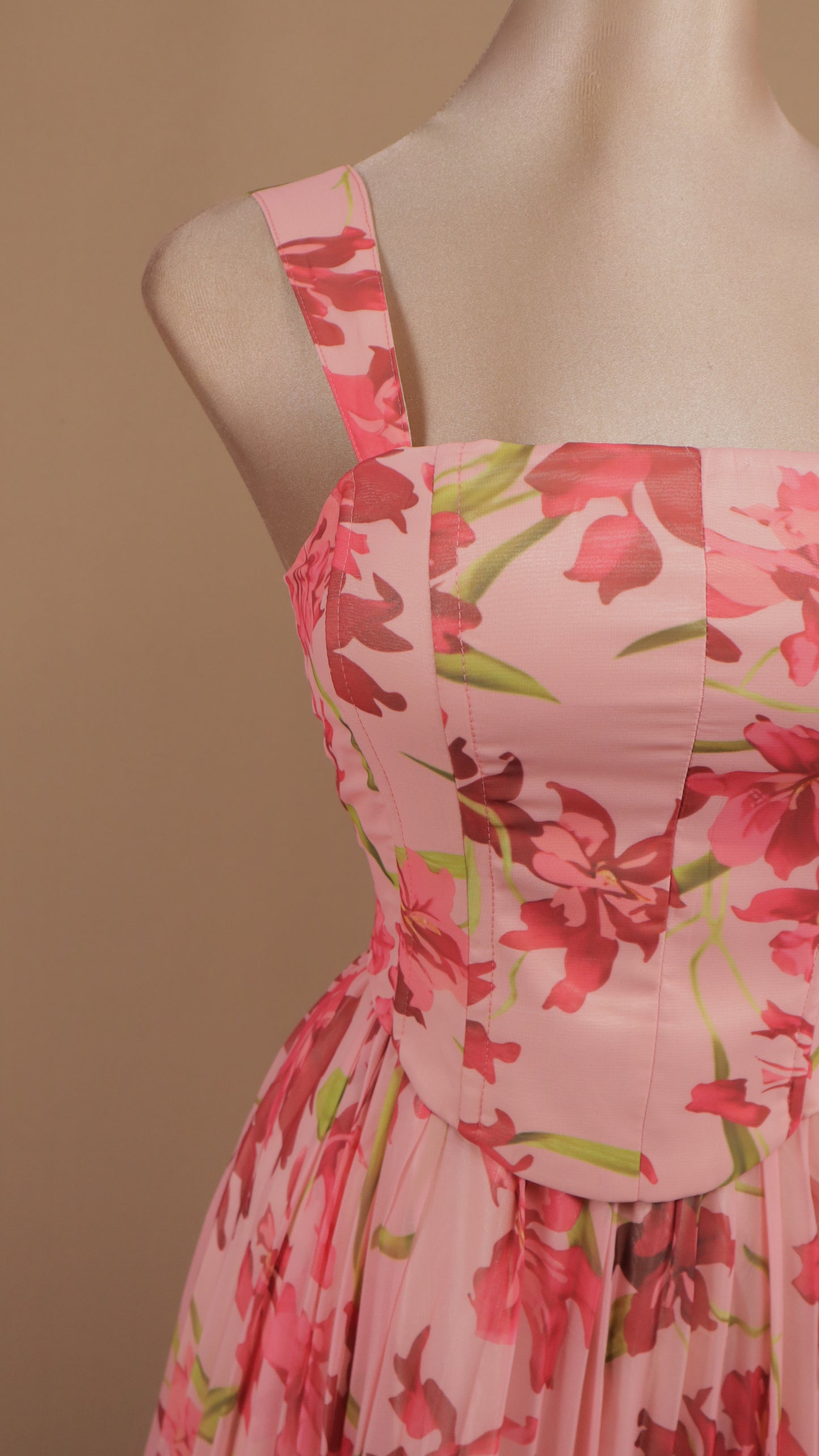 Vestido largo estampado escote cuadrado y falda plisada