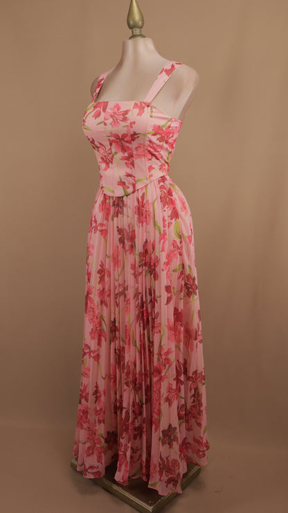 Vestido largo estampado escote cuadrado y falda plisada