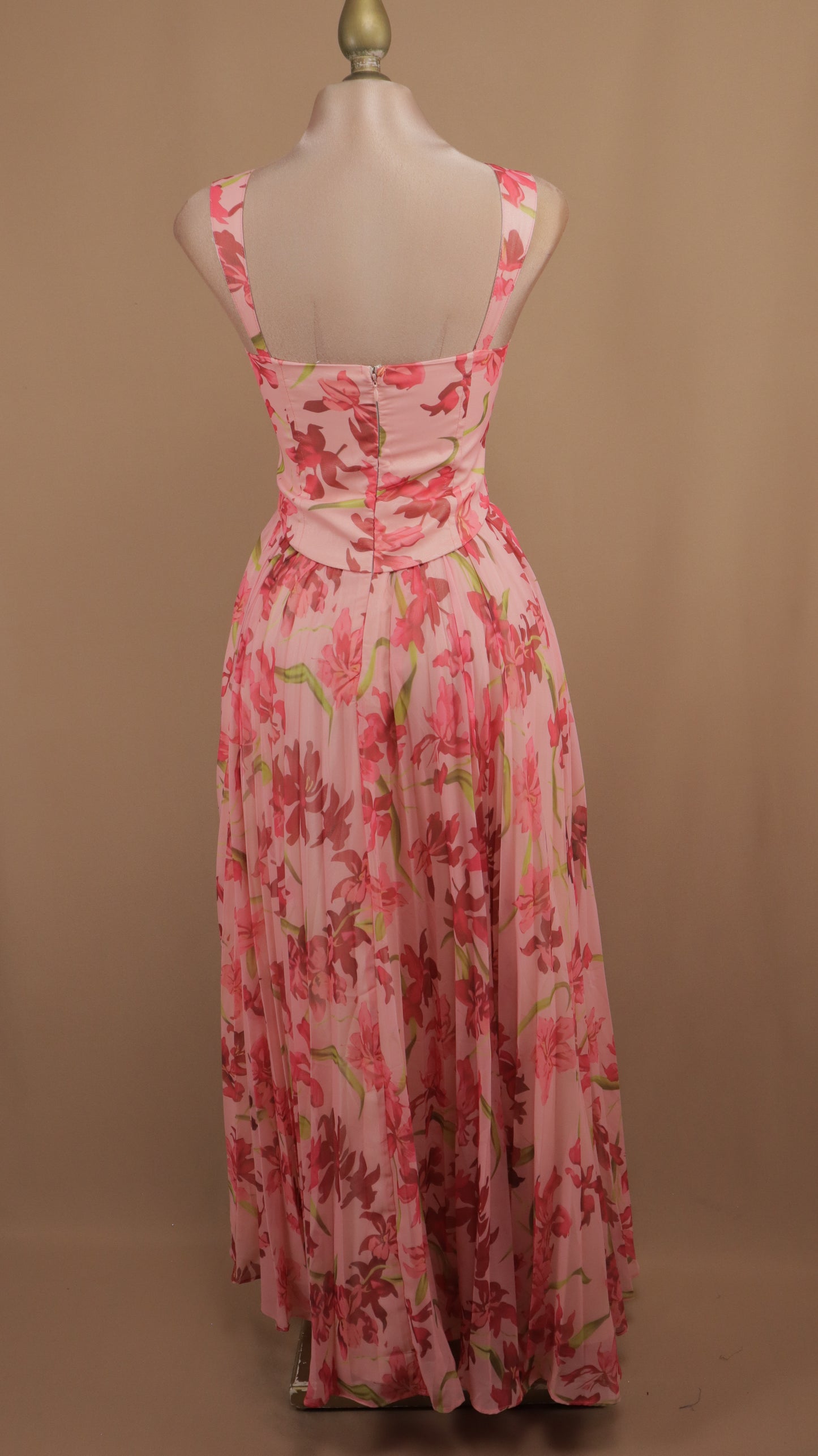 Vestido largo estampado escote cuadrado y falda plisada