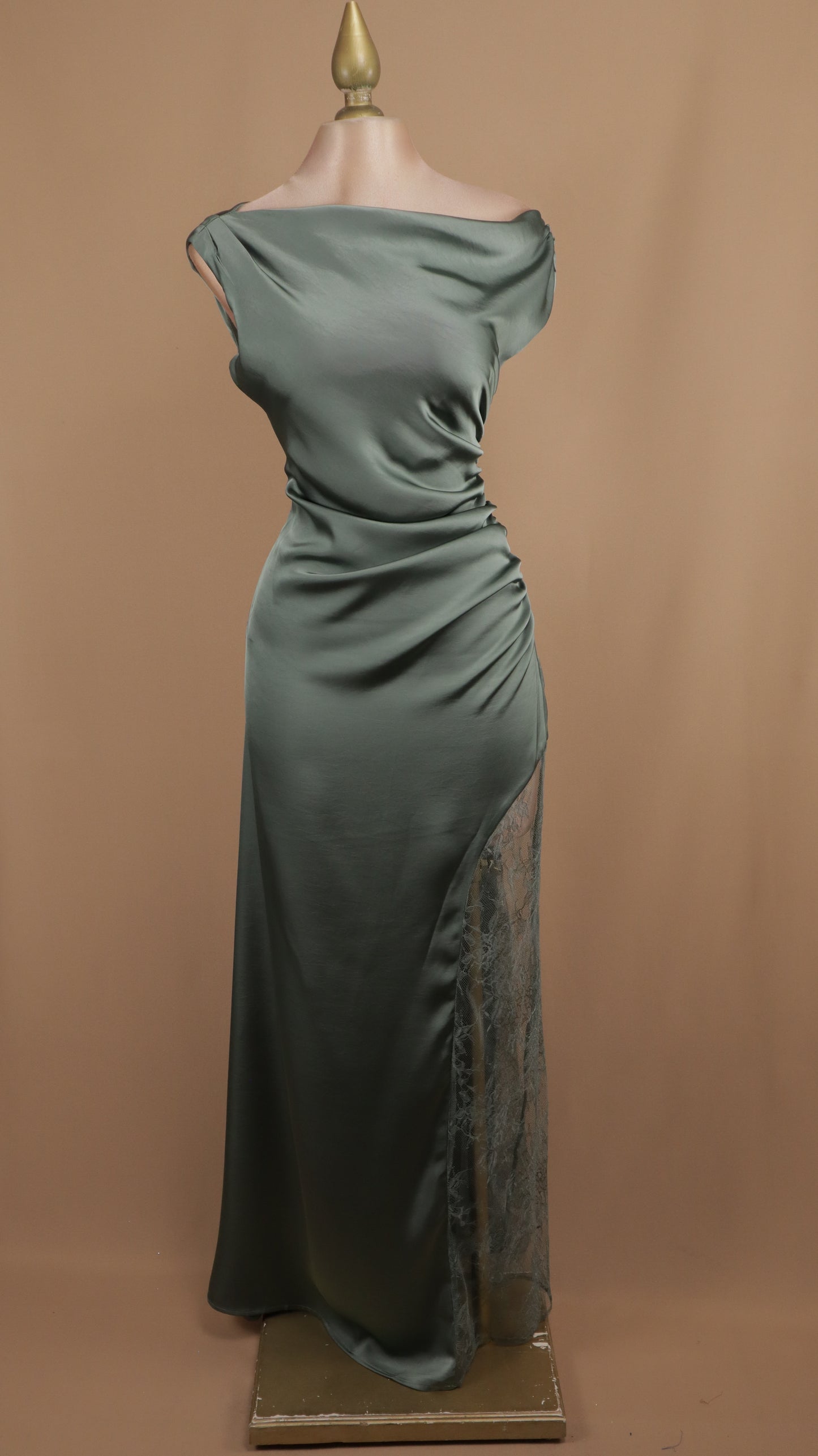 Vestido largo satinado asimétrico con encaje en pierna