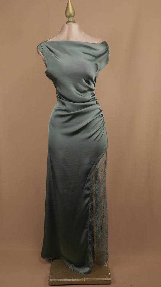 Vestido largo satinado asimétrico con encaje en pierna