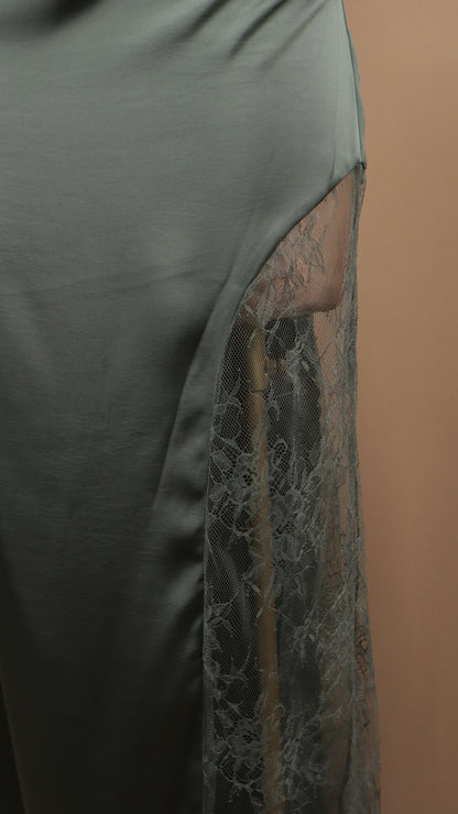 Vestido largo satinado asimétrico con encaje en pierna