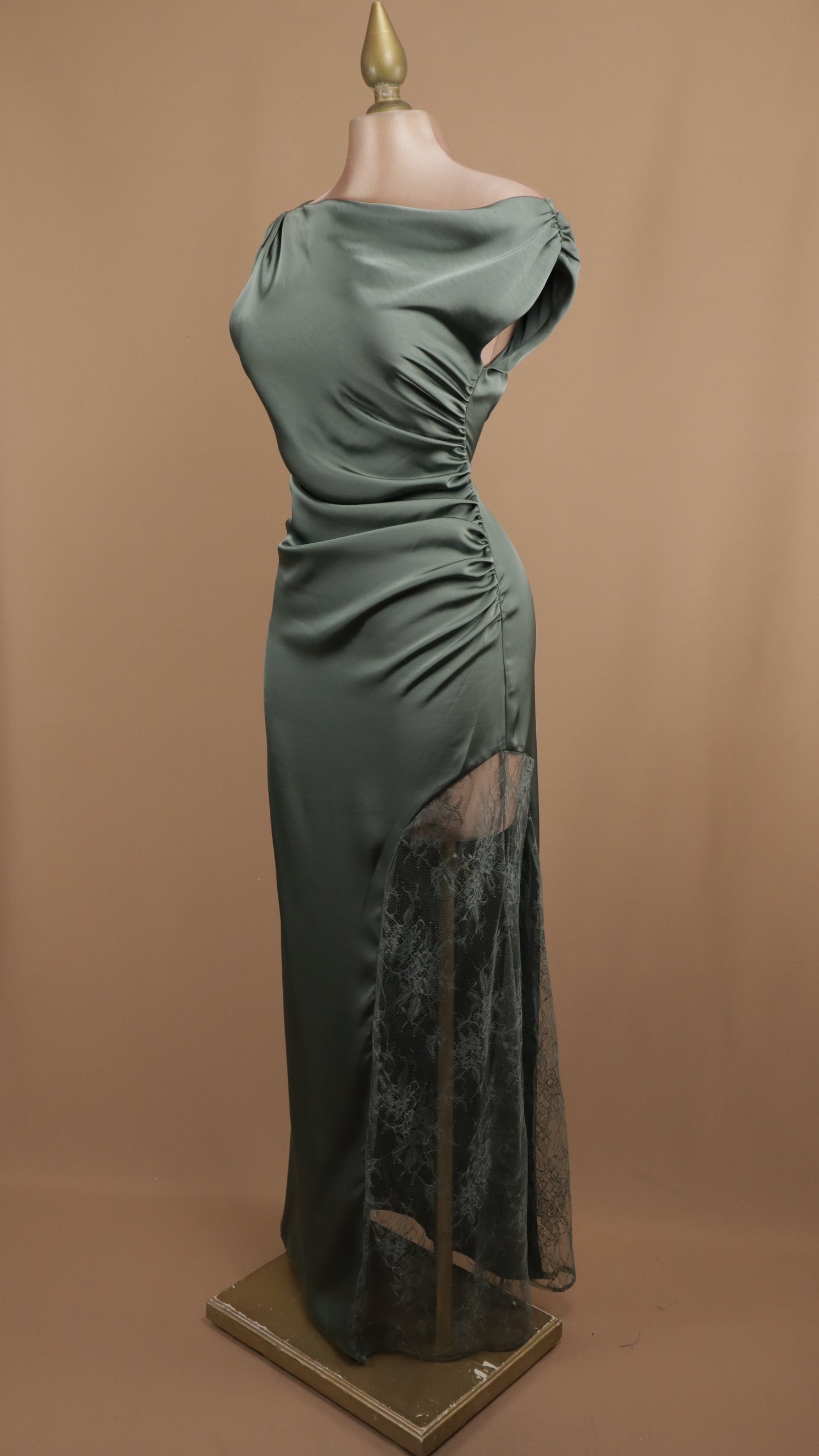 Vestido largo satinado asimétrico con encaje en pierna