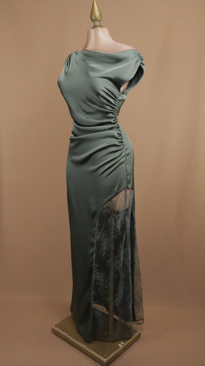 Vestido largo satinado asimétrico con encaje en pierna