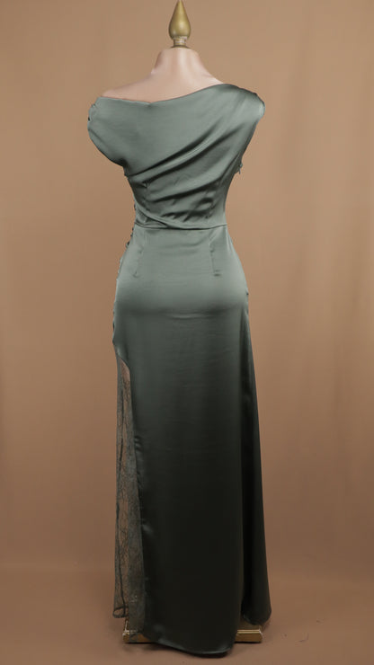 Vestido largo satinado asimétrico con encaje en pierna