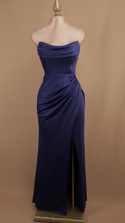 Vestido largo estraple con corset y abertura en pierna