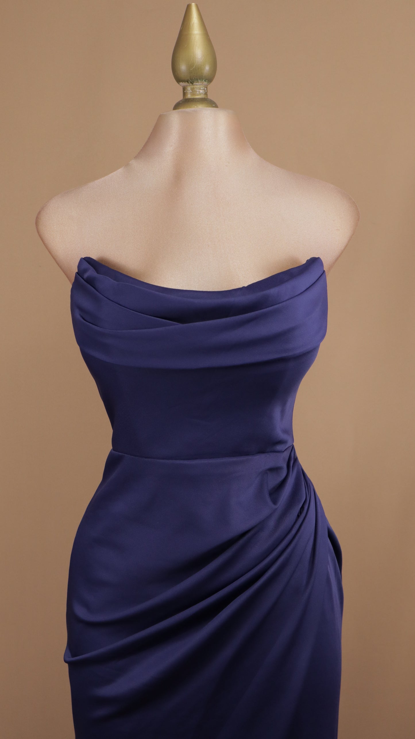 Vestido largo estraple con corset y abertura en pierna