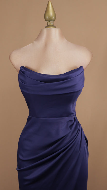 Vestido largo estraple con corset y abertura en pierna