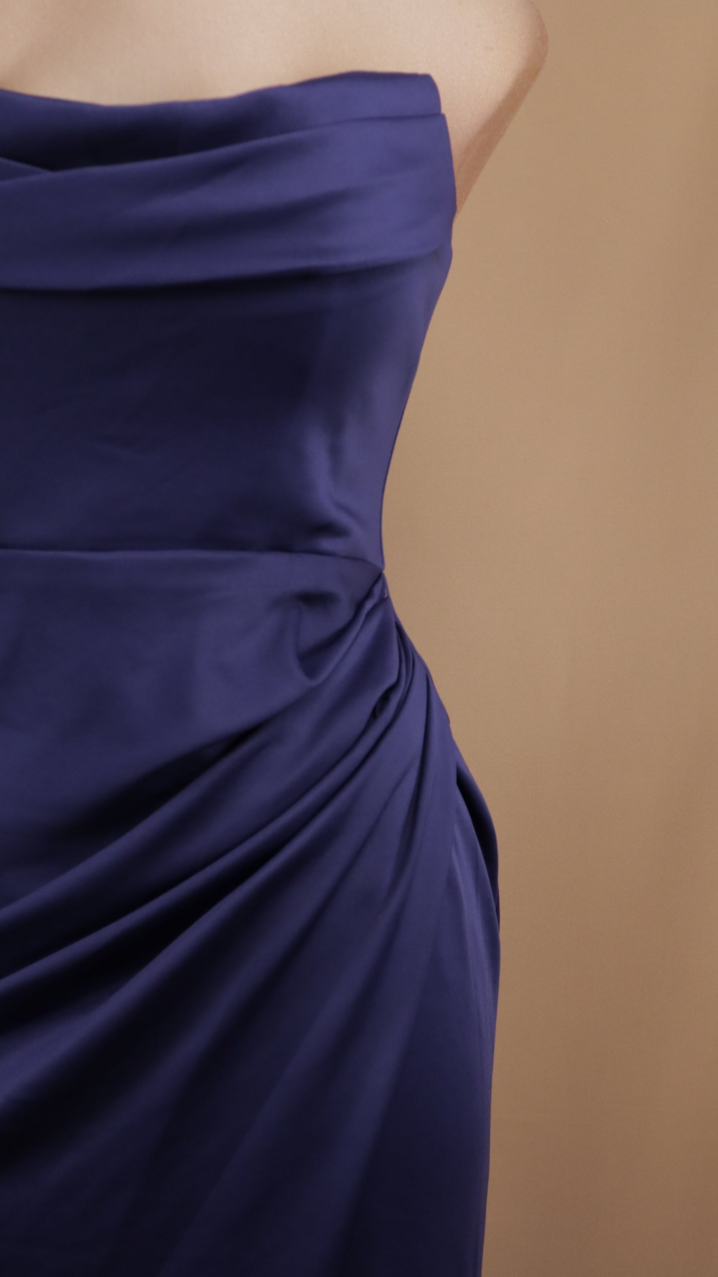 Vestido largo estraple con corset y abertura en pierna