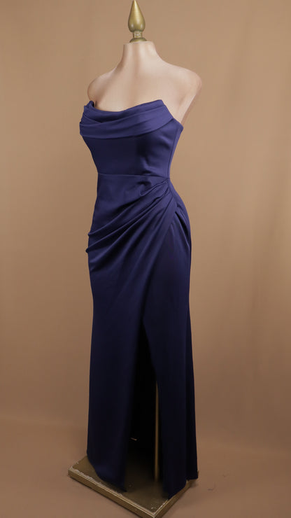 Vestido largo estraple con corset y abertura en pierna