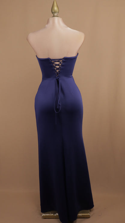 Vestido largo estraple con corset y abertura en pierna