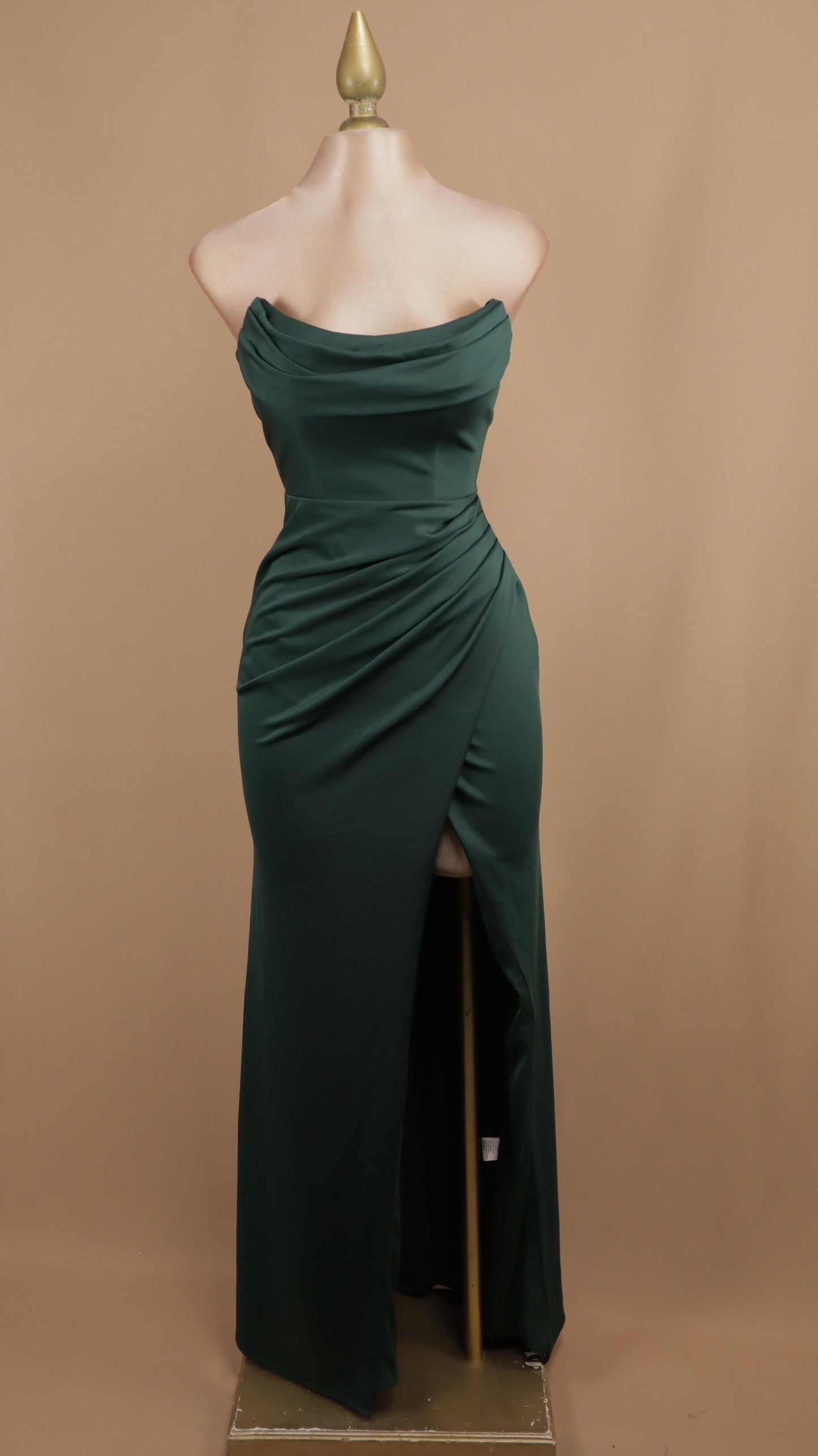 Vestido largo estraple con corset y abertura en pierna