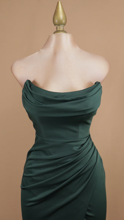 Vestido largo estraple con corset y abertura en pierna