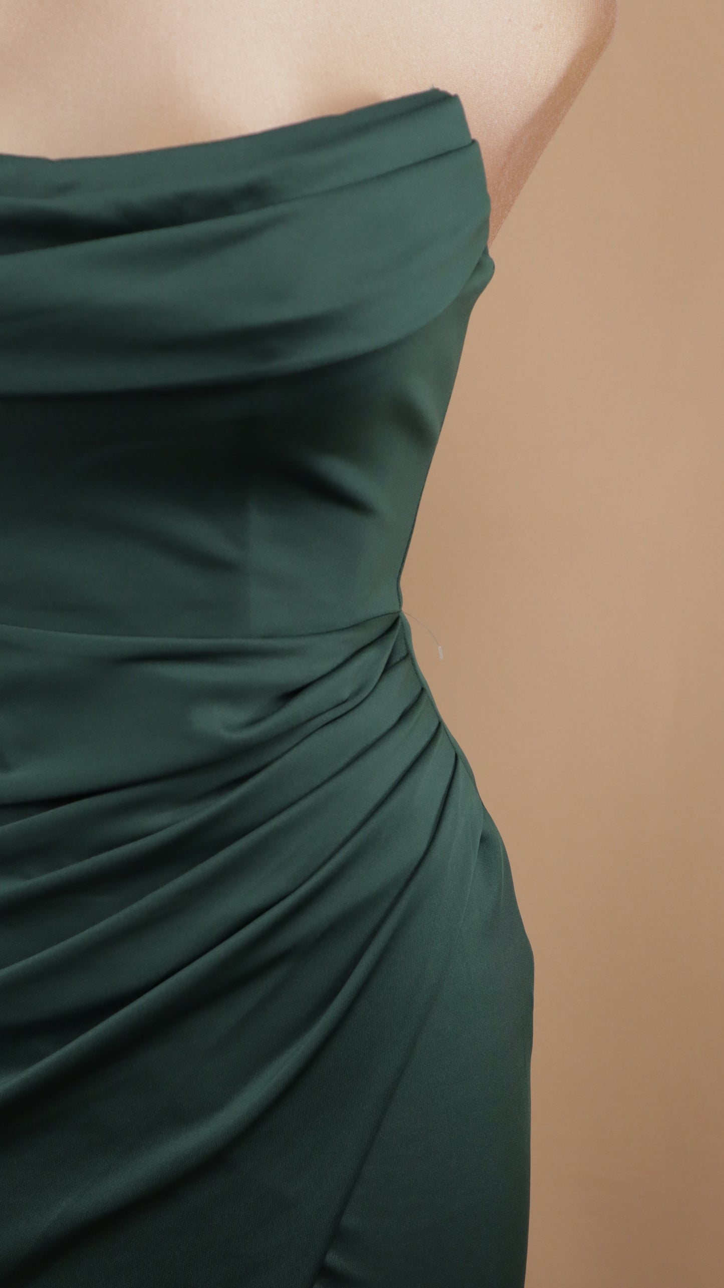 Vestido largo estraple con corset y abertura en pierna