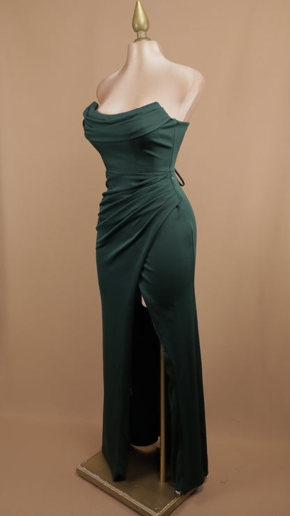 Vestido largo estraple con corset y abertura en pierna