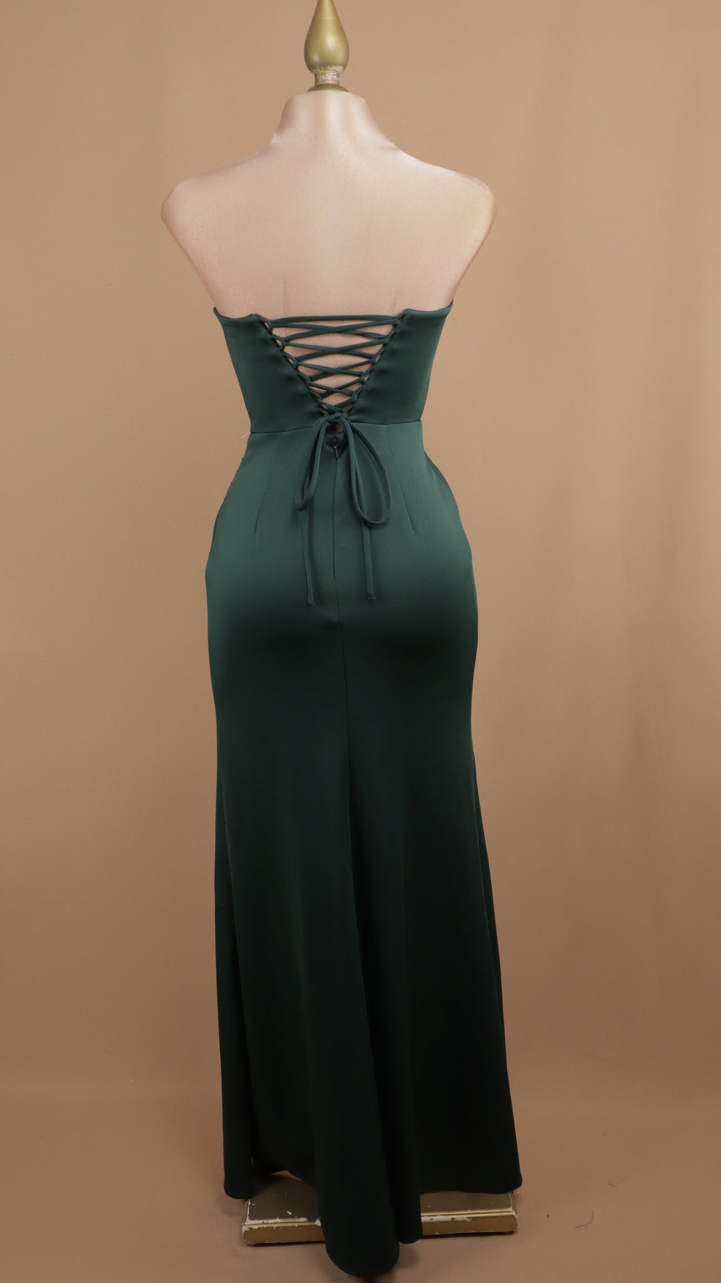 Vestido largo estraple con corset y abertura en pierna