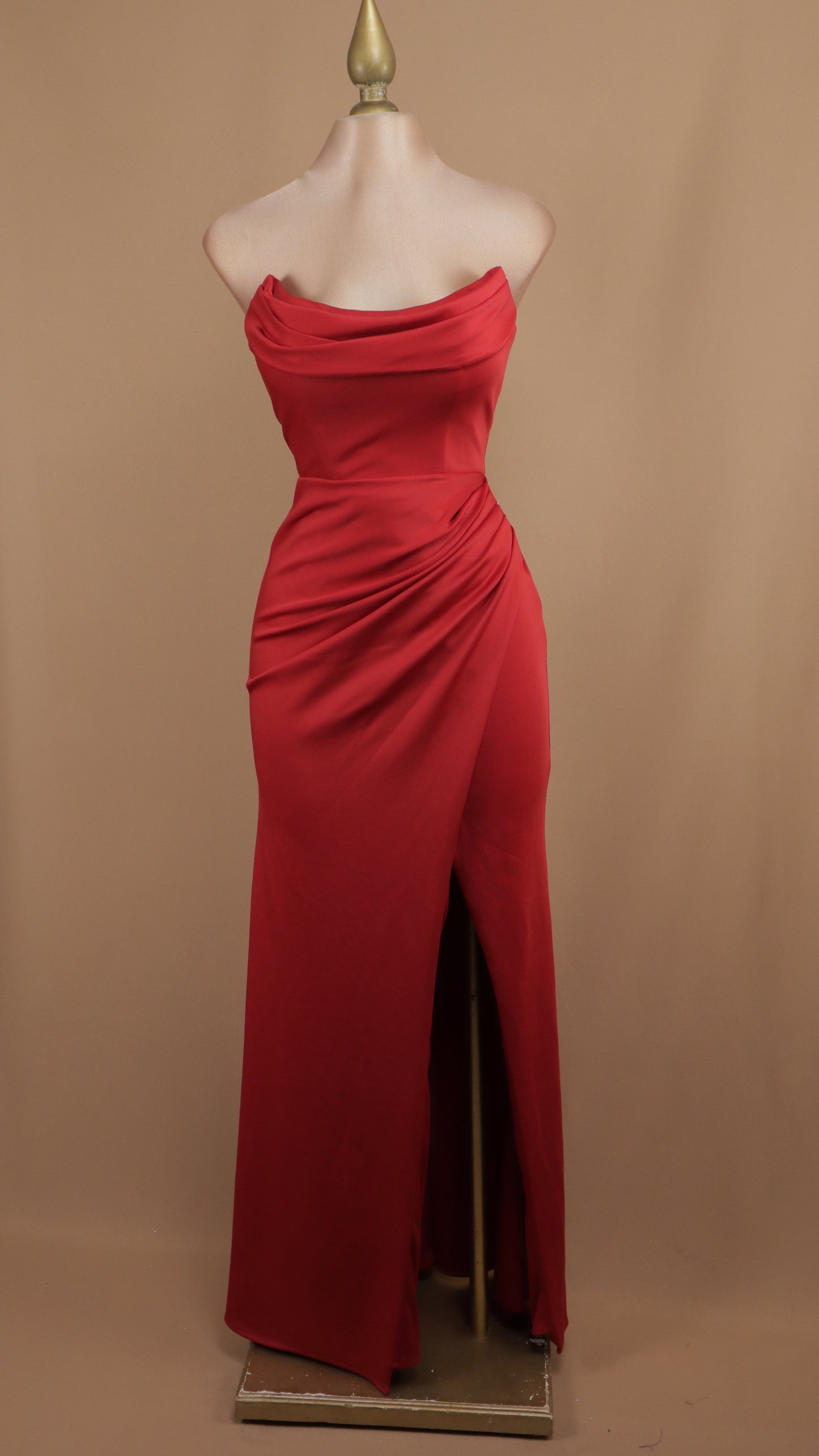 Vestido largo estraple con corset y abertura en pierna