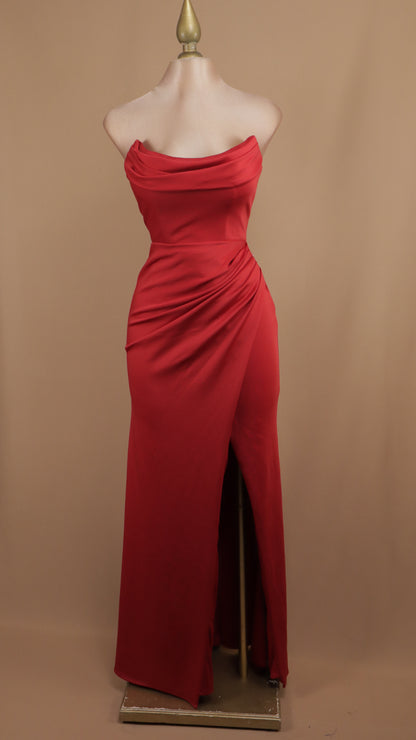 Vestido largo estraple con corset y abertura en pierna