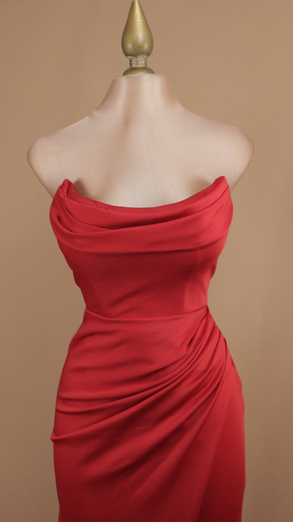 Vestido largo estraple con corset y abertura en pierna