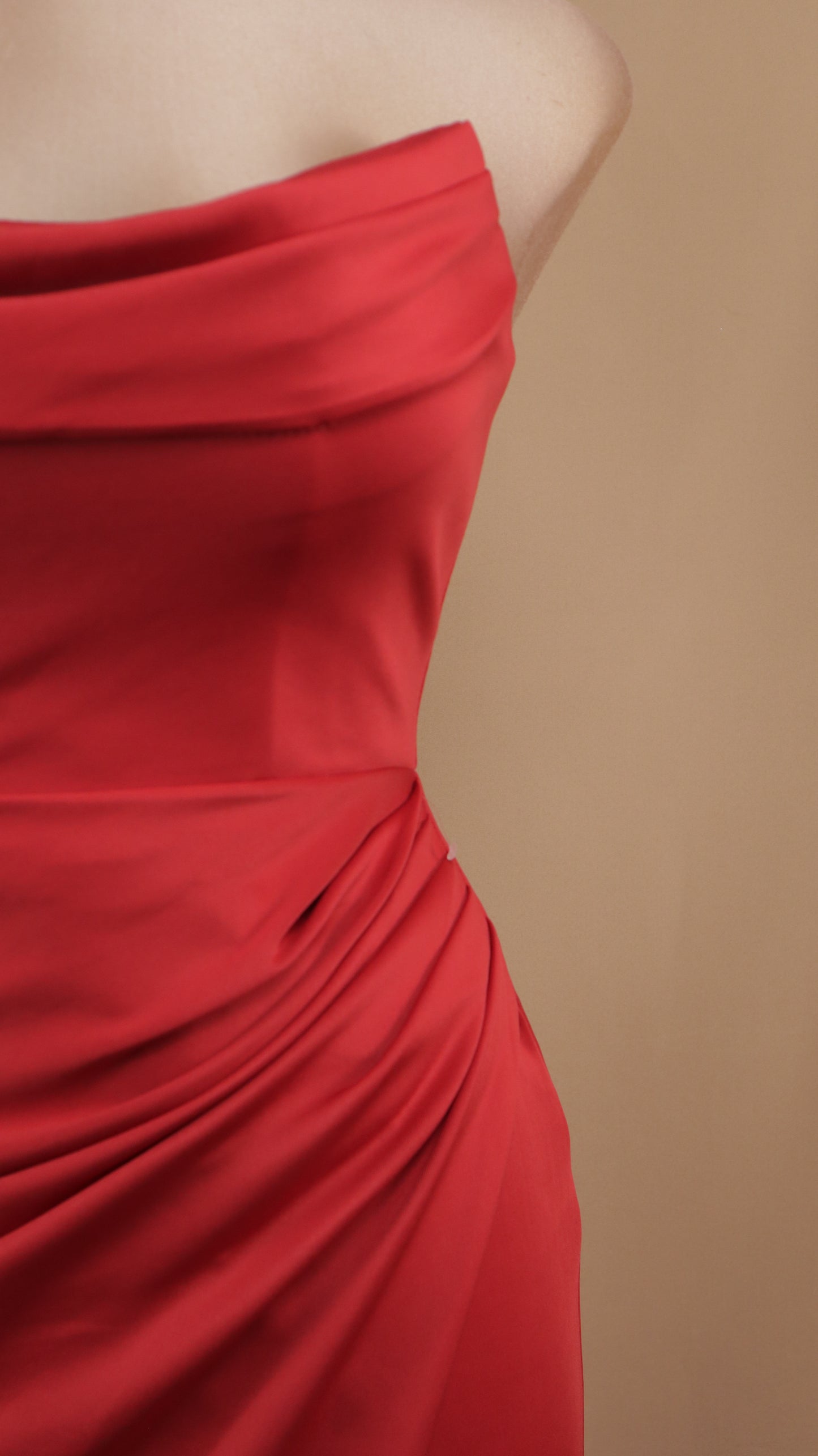 Vestido largo estraple con corset y abertura en pierna