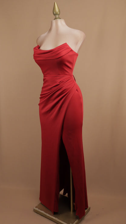 Vestido largo estraple con corset y abertura en pierna