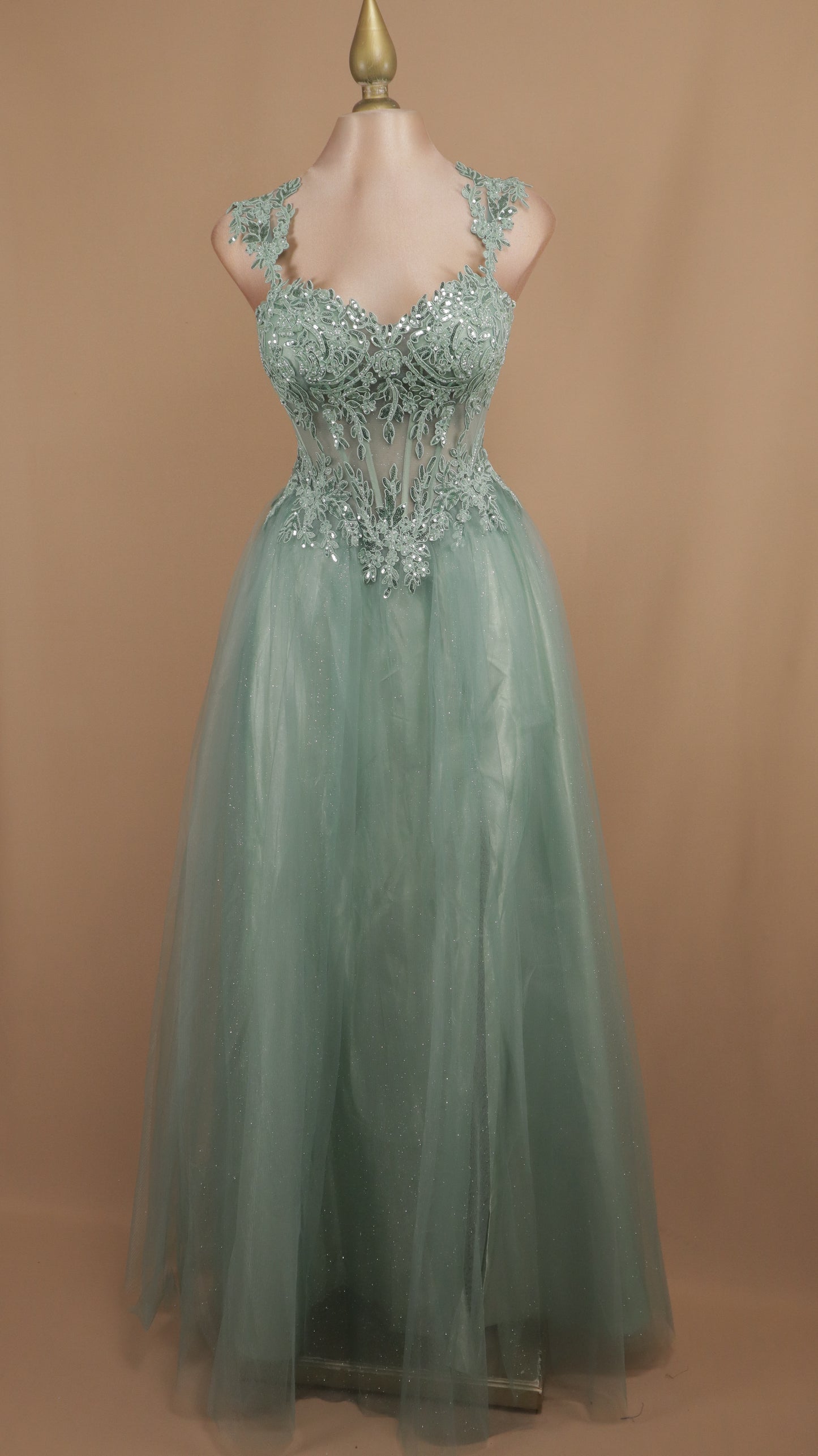 Vestido largo de tul con aplicación en busto y tirante