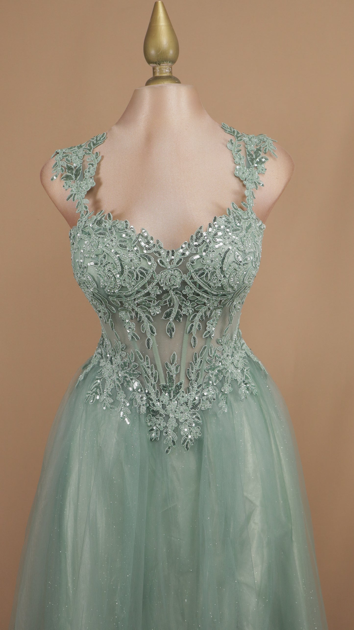 Vestido largo de tul con aplicación en busto y tirante