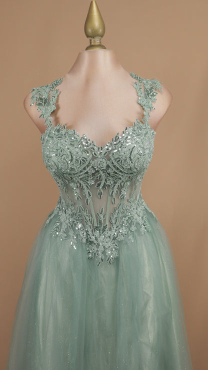 Vestido largo de tul con aplicación en busto y tirante