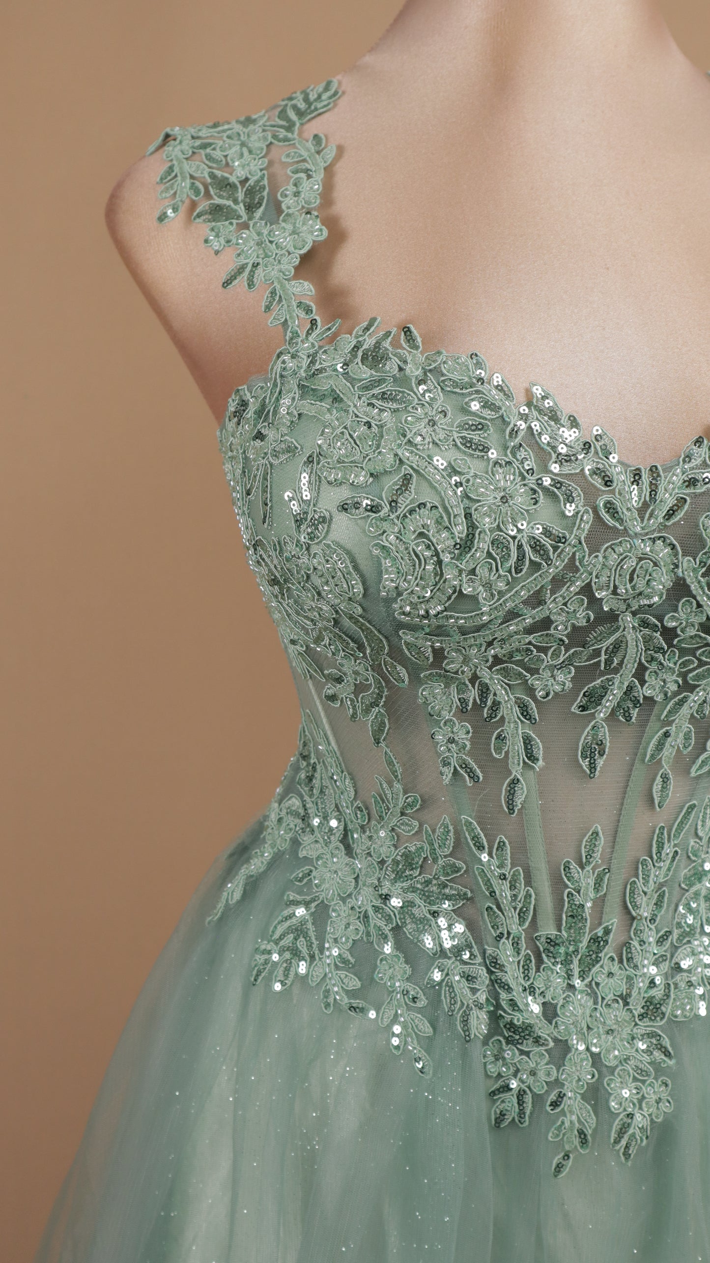 Vestido largo de tul con aplicación en busto y tirante