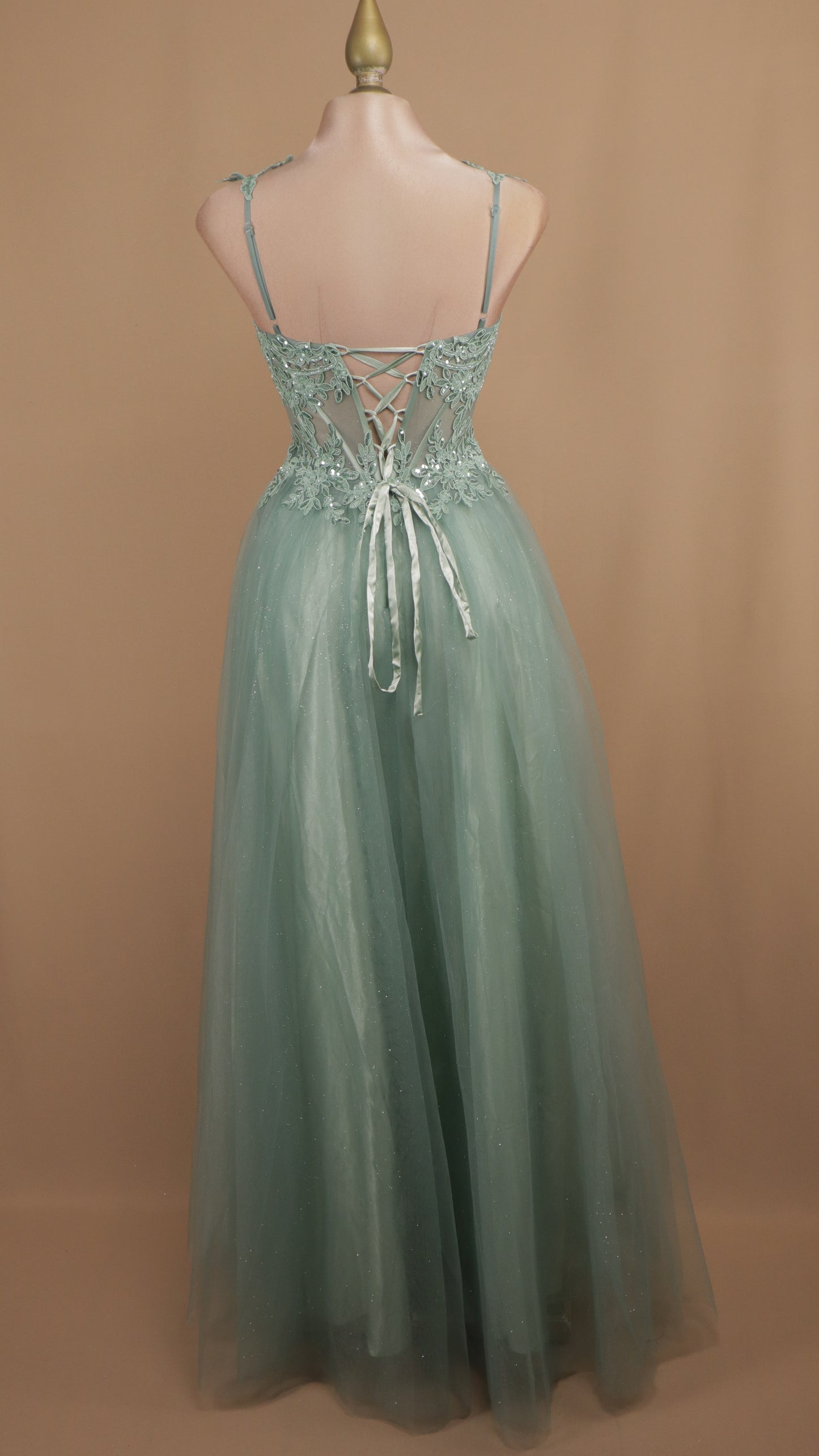 Vestido largo de tul con aplicación en busto y tirante