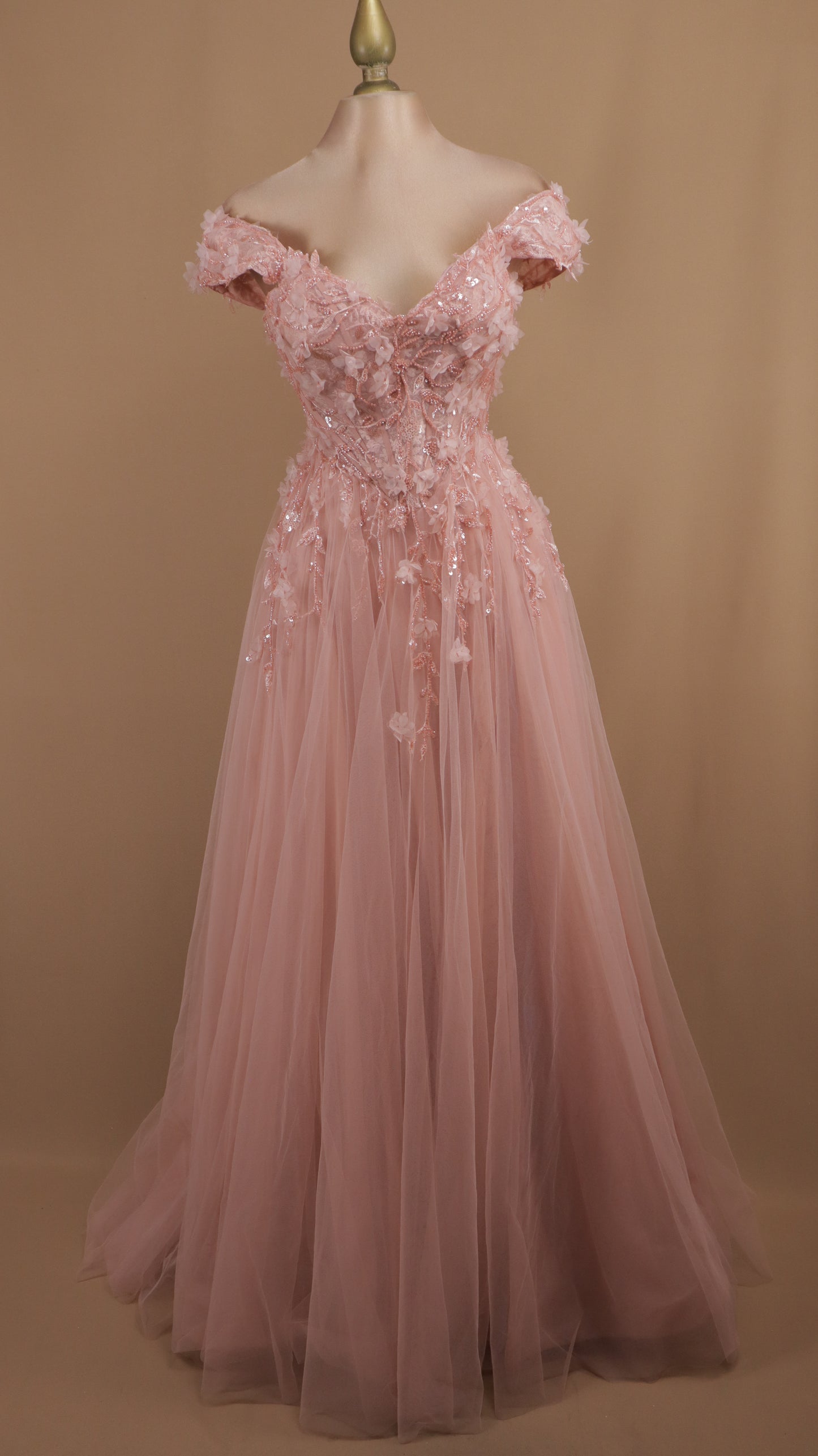 Vestido largo escote al hombro con flor en 3D