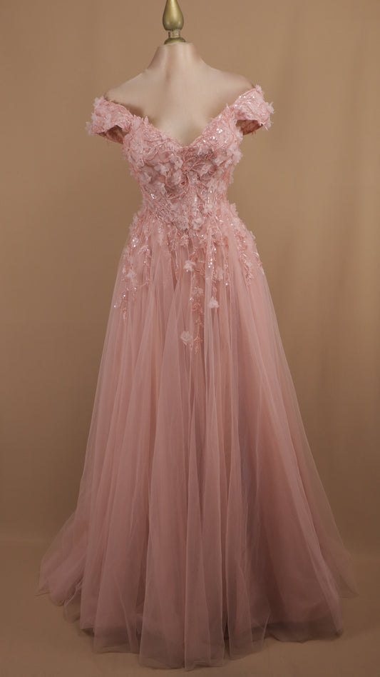 Vestido largo escote al hombro con flor en 3D