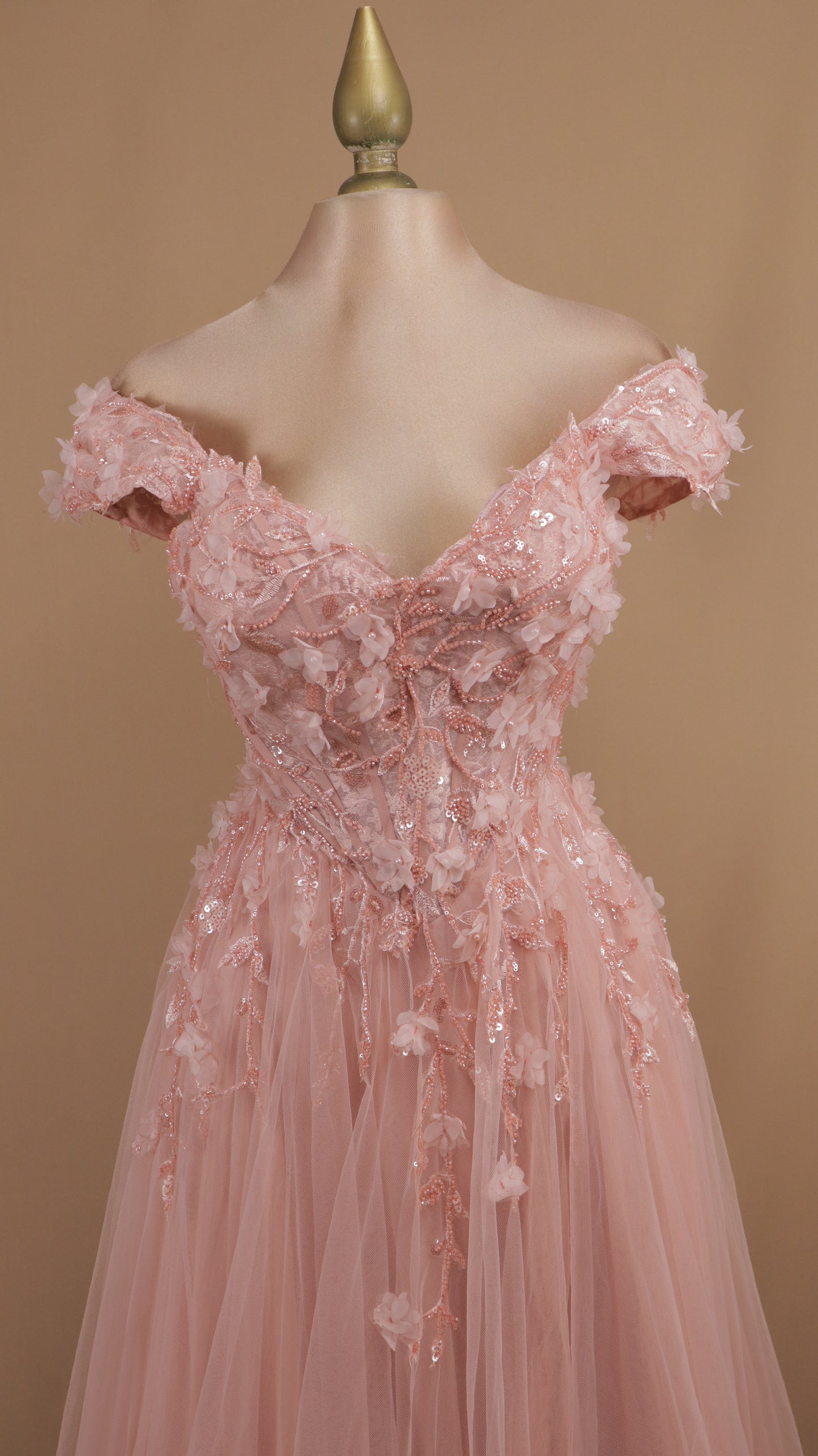 Vestido largo escote al hombro con flor en 3D