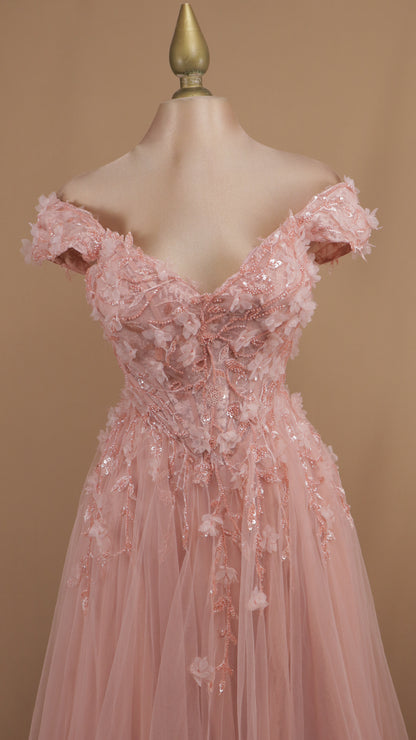 Vestido largo escote al hombro con flor en 3D